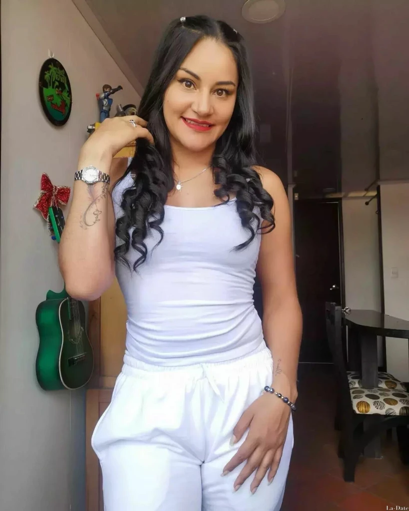 Veronica Profile image 4